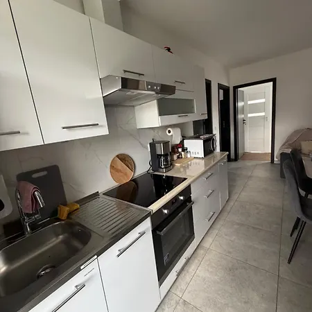 The Country Stop 5 Bedroom 5 Bathroom شقة Trzemesnia