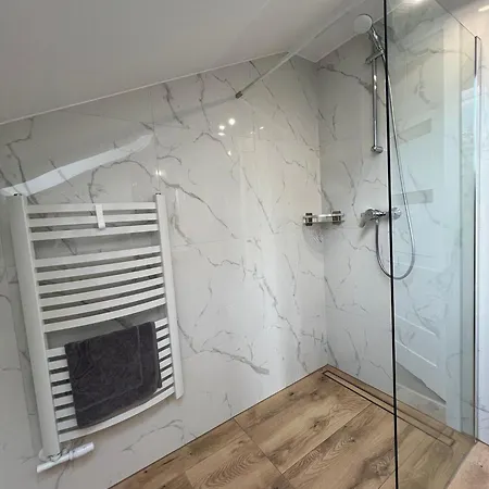 The Country Stop 5 Bedroom 5 Bathroom شقة Trzemesnia